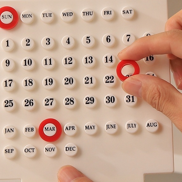 木製ベースデスクカレンダー アクリル製日付調整可能 月間リングカレンダー付き デスクカレンダーオーナメント