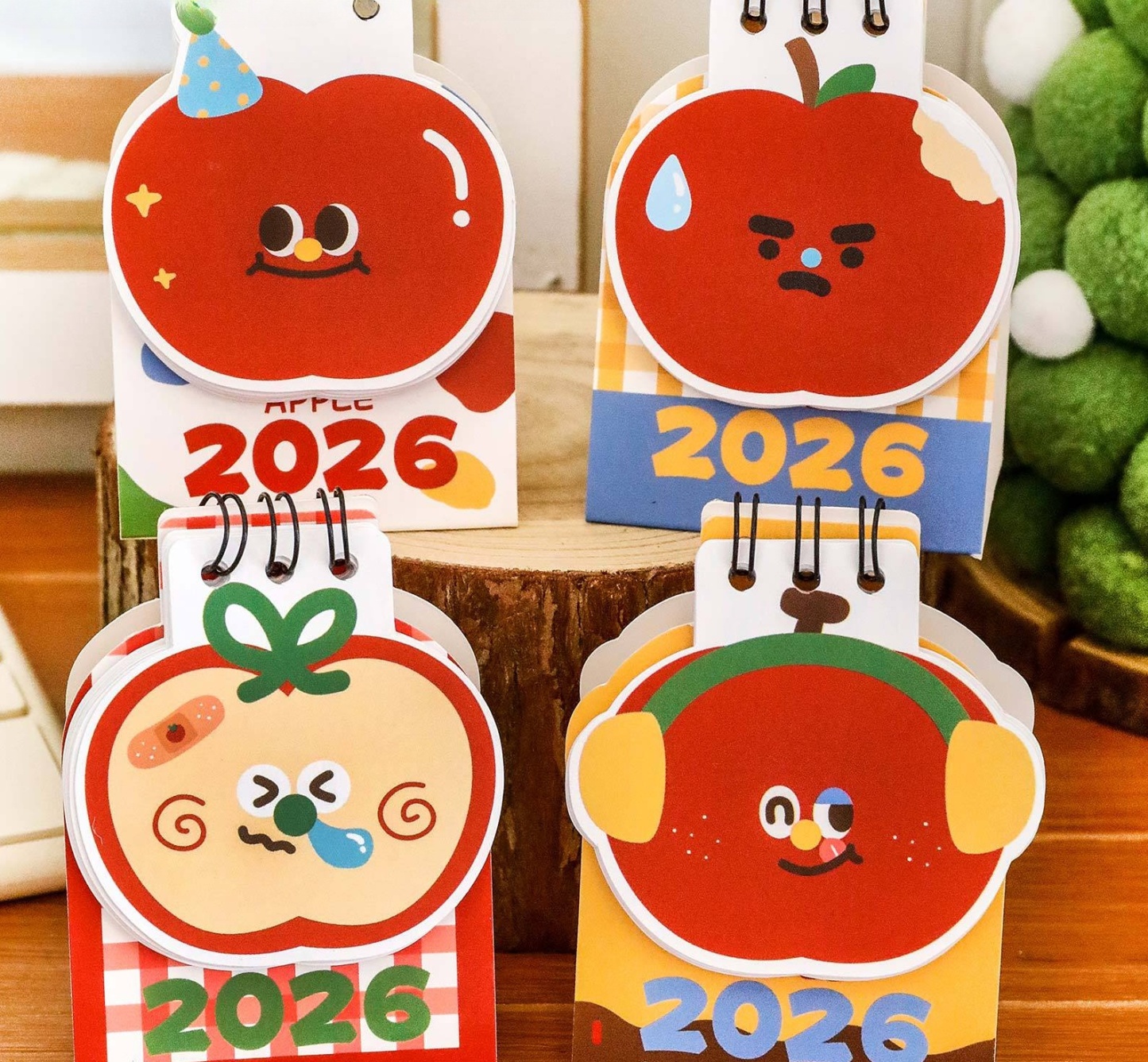 かわいいミニアップルカレンダー 2026 ミニキッズデスクトップカレンダー かわいいデスクトップカレンダー 子供用 - 6.3*3.6*8.2cm - 