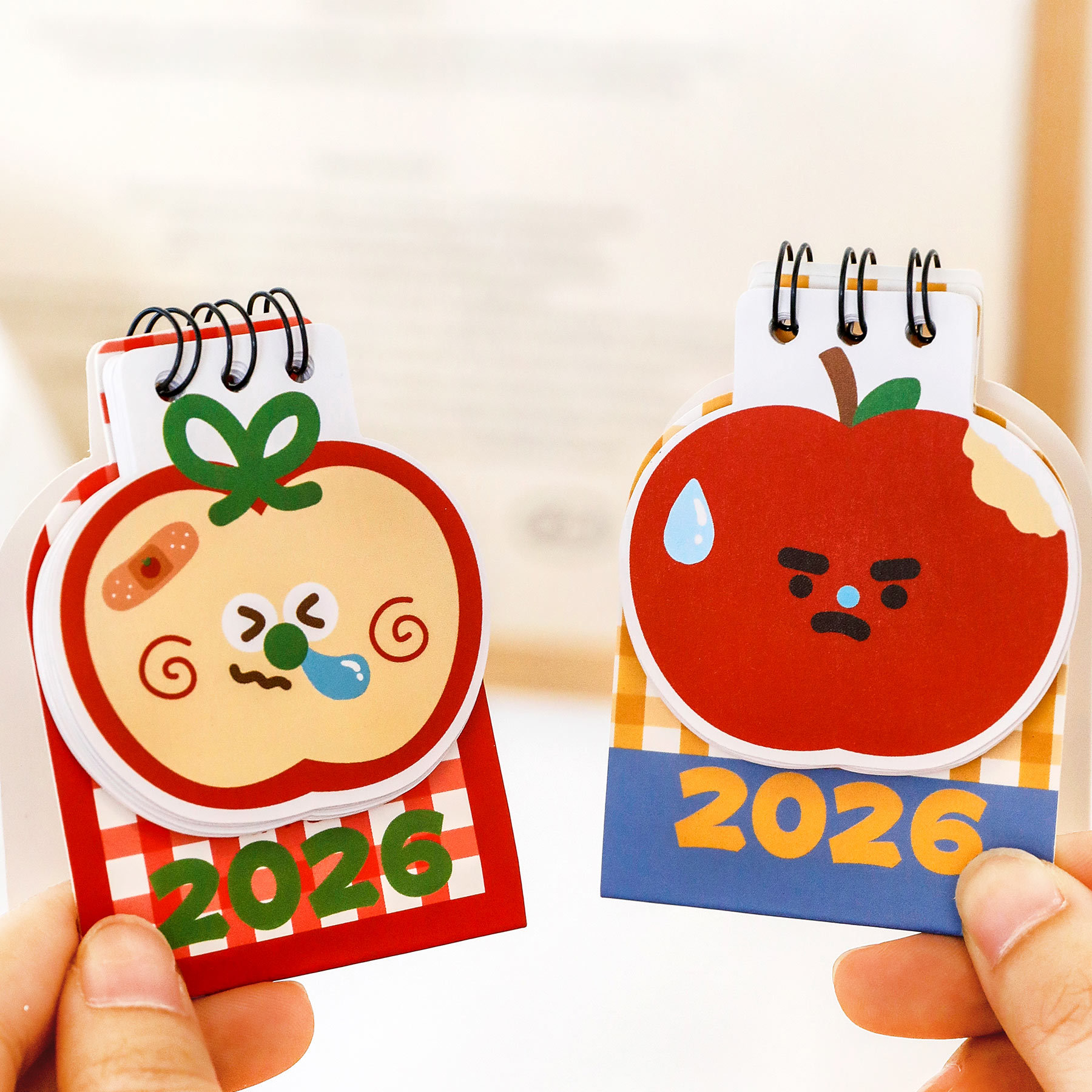 かわいいミニアップルカレンダー 2026 ミニキッズデスクトップカレンダー かわいいデスクトップカレンダー 子供用 - 6.3*3.6*8.2cm - 