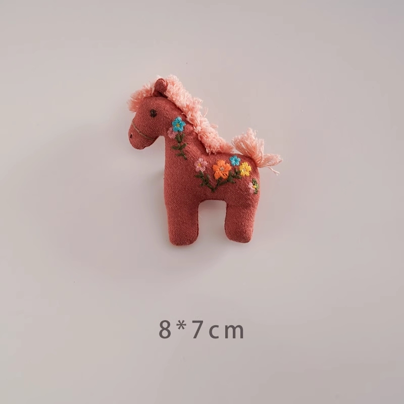 手作り漫画馬ブローチ 2026 年馬生地ピンかわいいぬいぐるみアクセサリー