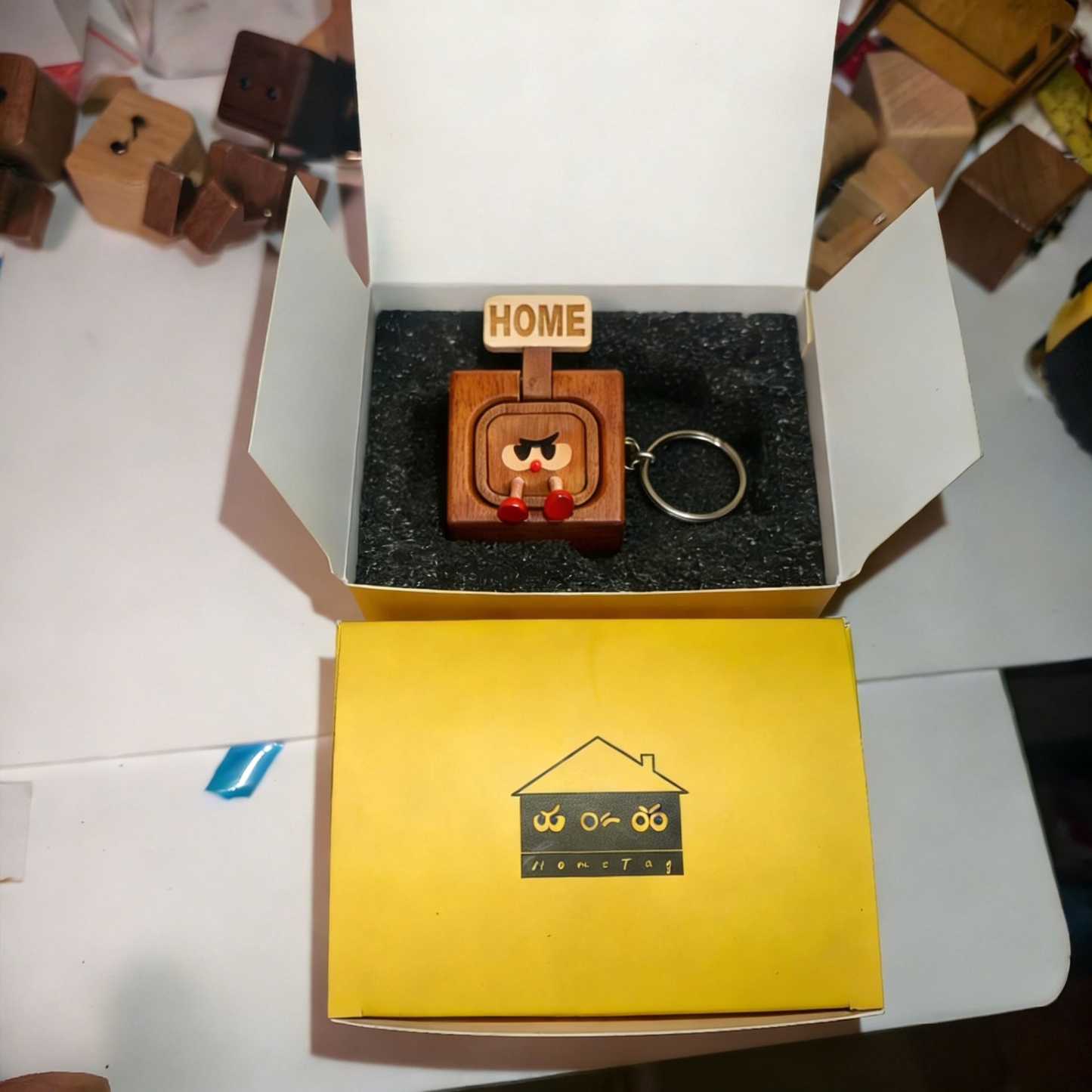 ホームイン・ホームアウト 木製キーホルダー 面白い顔のキーチェーン 壁飾り ギフト