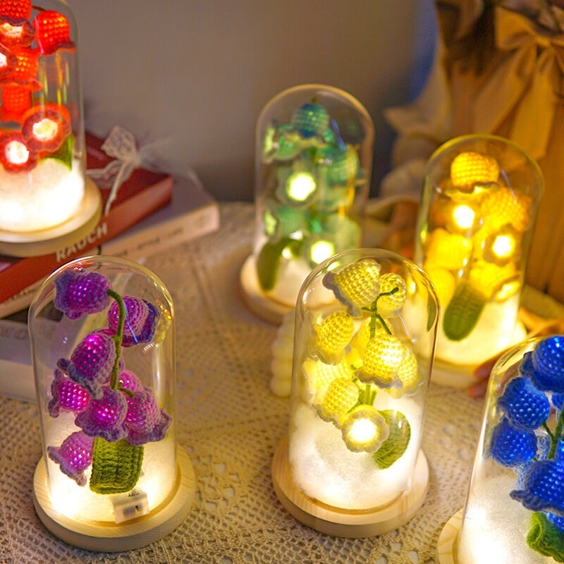 手作りのかぎ針編みのスズランの花のナイトライトオーナメント(ホームデコレーション用)