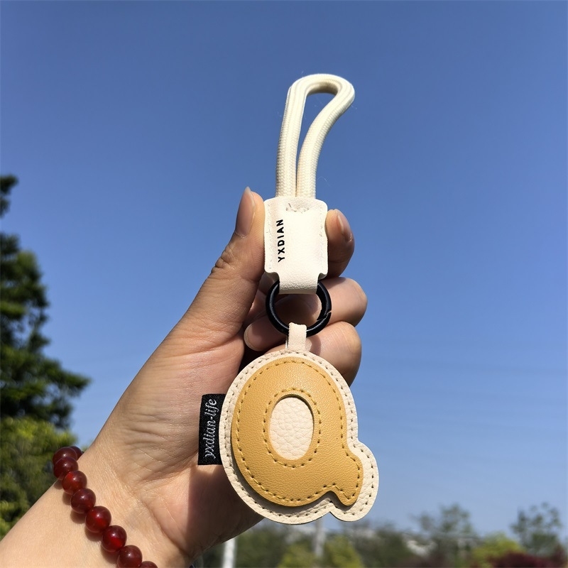 ラッキーアルファベットキーホルダー パーソナライズレターバッグチャーム カップル向け紛失防止キーホルダー