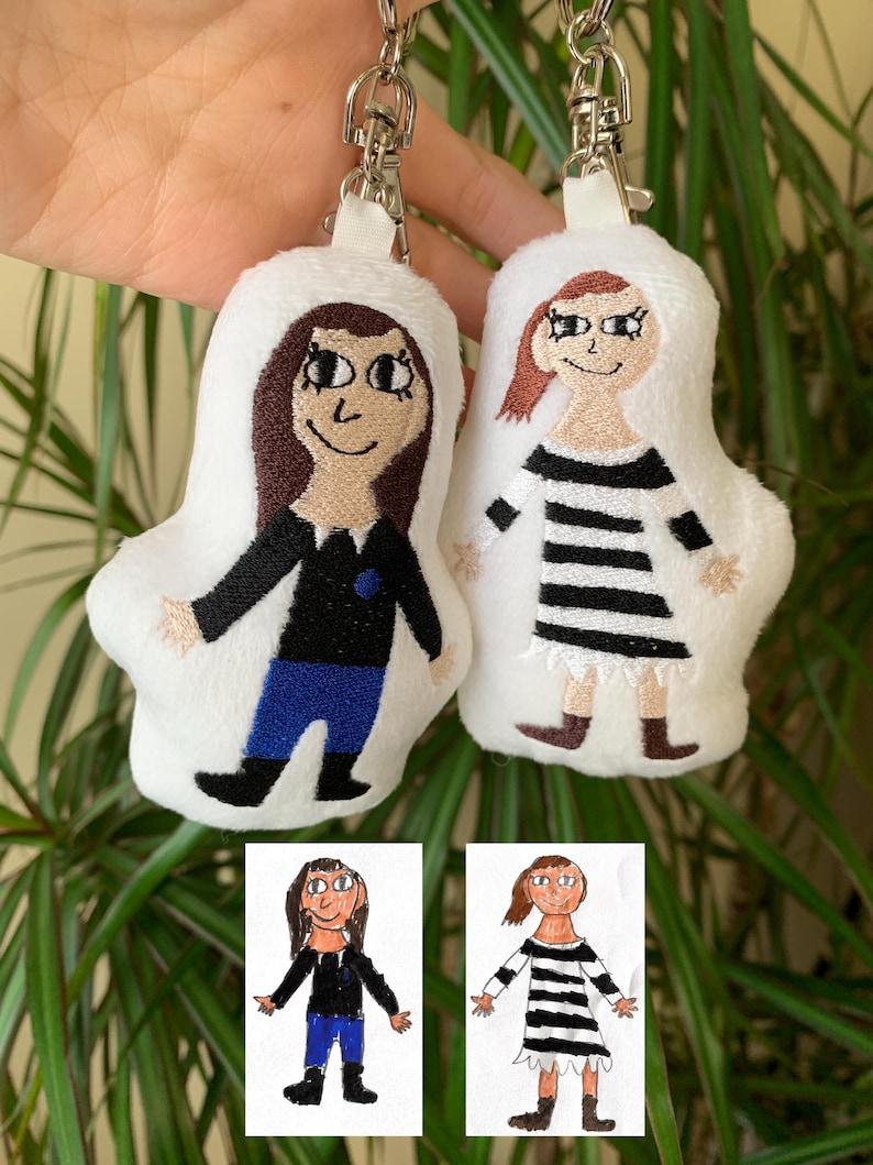 子供の絵からカスタムぬいぐるみキーホルダー、ぬいぐるみ落書き人形、アートワークぬいぐるみ手作りの思い出の記念品ユニークな家族のプレゼント