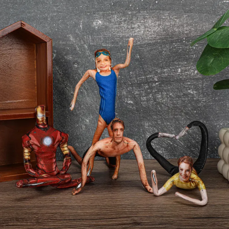 ポーズ可能なボディを備えたカスタム Mini Me 人形 – 友人へのカスタム人形ギフト カスタム醜い人形 カスタム写真付きぬいぐるみ - GetPhotoBanketJP