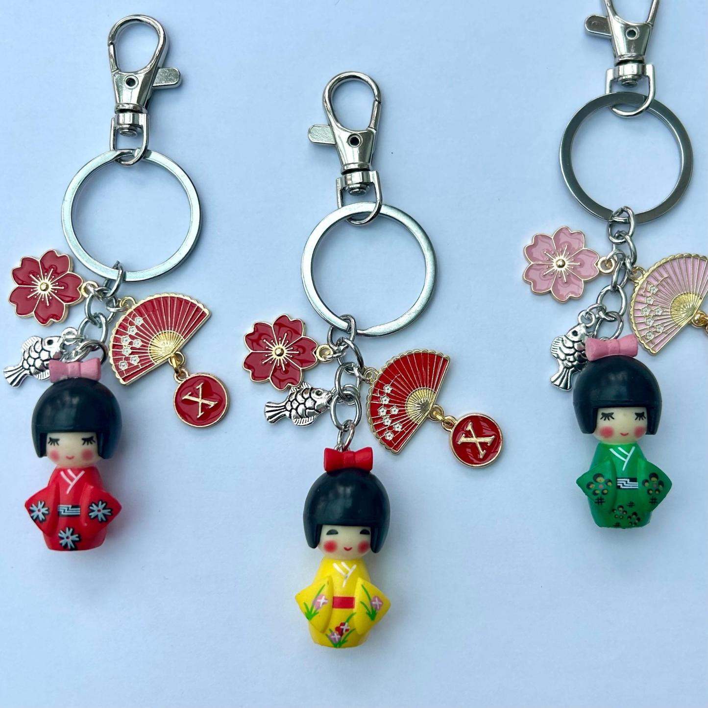 日本の桜こけしキーホルダー芸者人形チャーム桜の花付きイニシャルバッグチャームかわいい日本のギフト