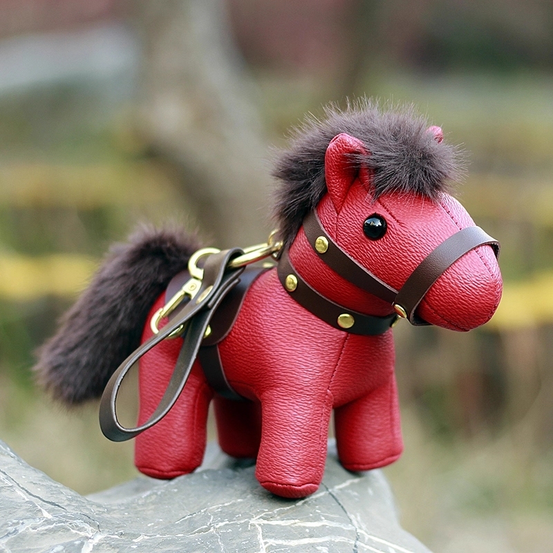 かわいいレザー製馬マスコットチャーム 2026年 馬年 ぬいぐるみ フェイクレザー 干支ペンダント 13cm