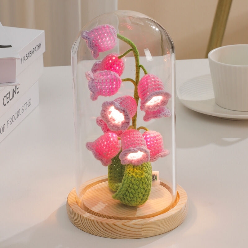 手作りのかぎ針編みのスズランの花のナイトライトオーナメント(ホームデコレーション用)