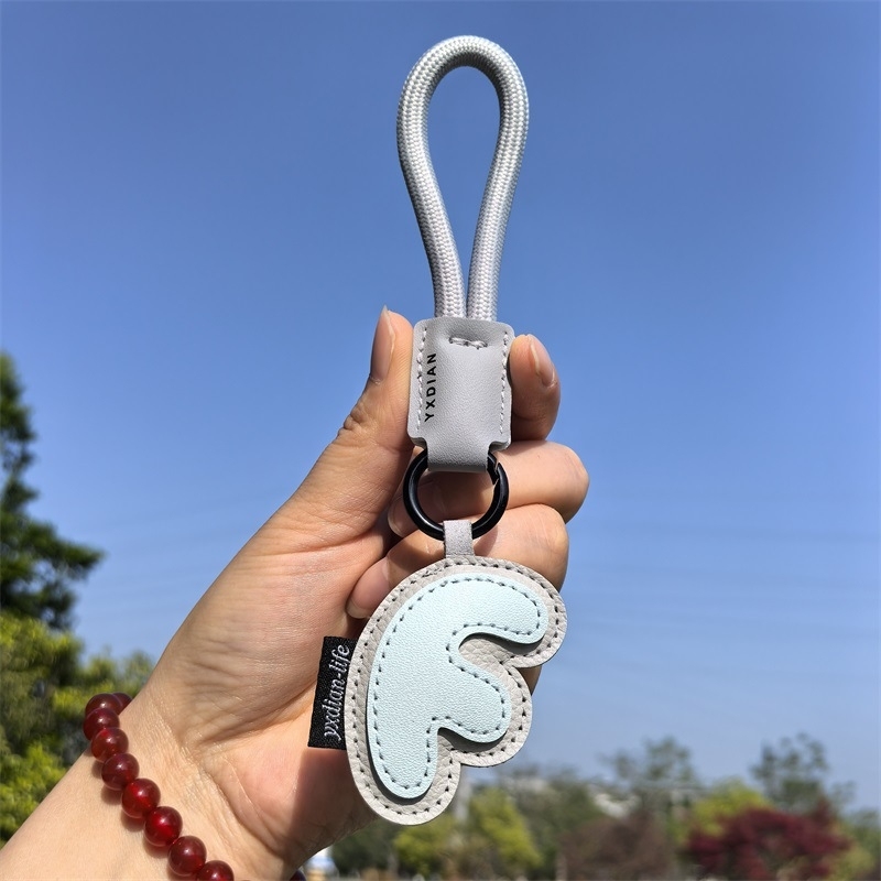 ラッキーアルファベットキーホルダー パーソナライズレターバッグチャーム カップル向け紛失防止キーホルダー