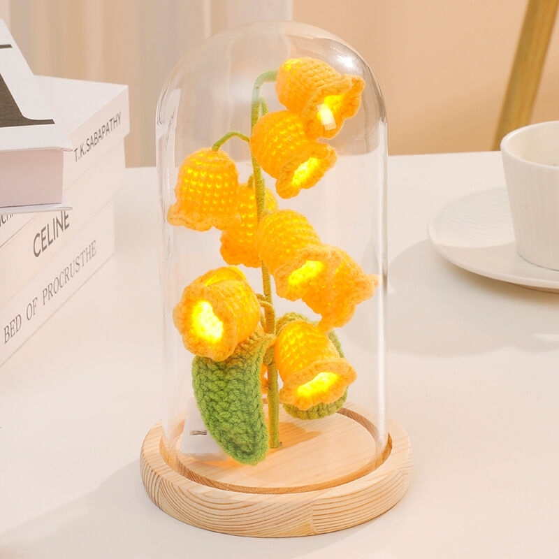 手作りのかぎ針編みのスズランの花のナイトライトオーナメント（ホームデコレーション用）
