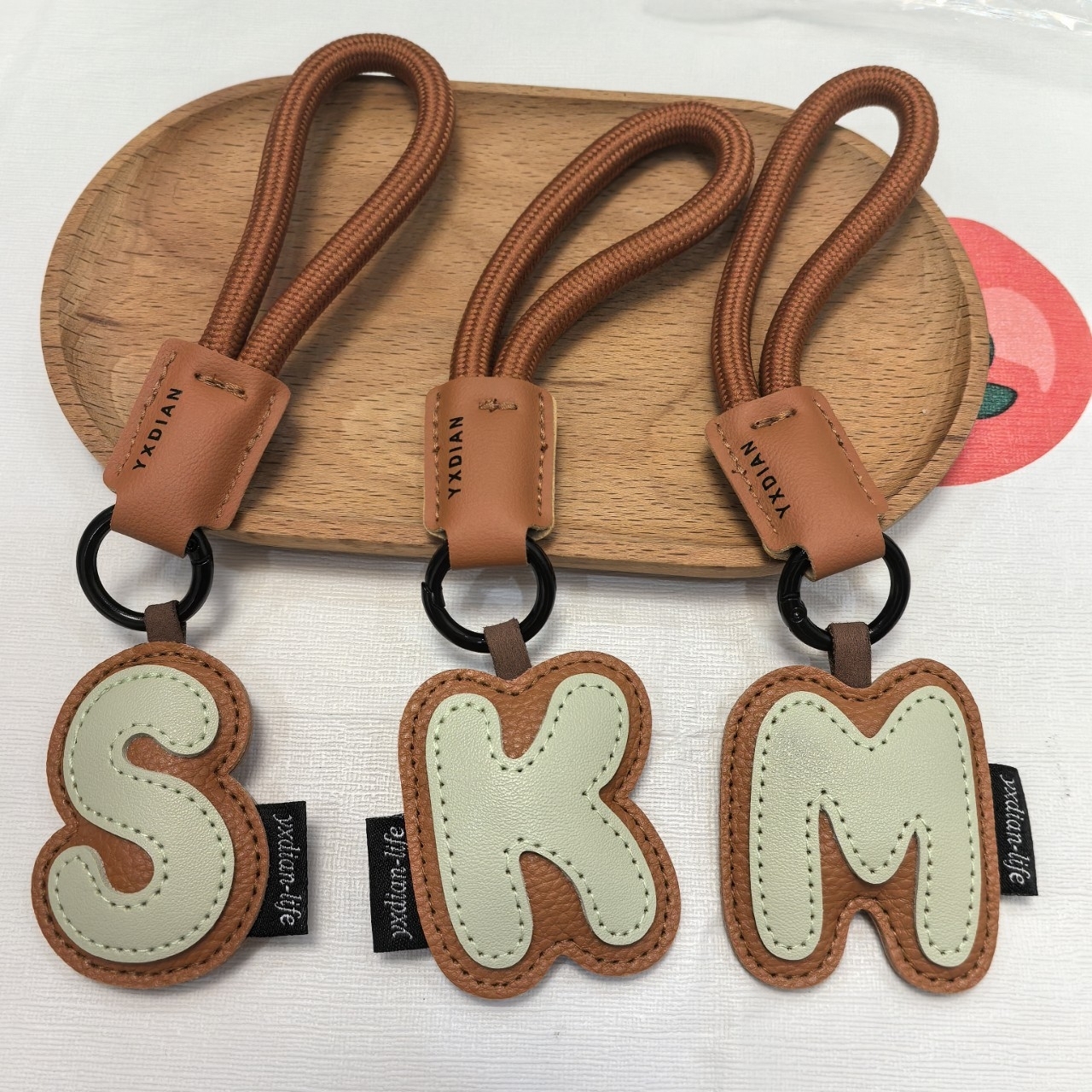 ラッキーアルファベットキーホルダー パーソナライズレターバッグチャーム カップル向け紛失防止キーホルダー