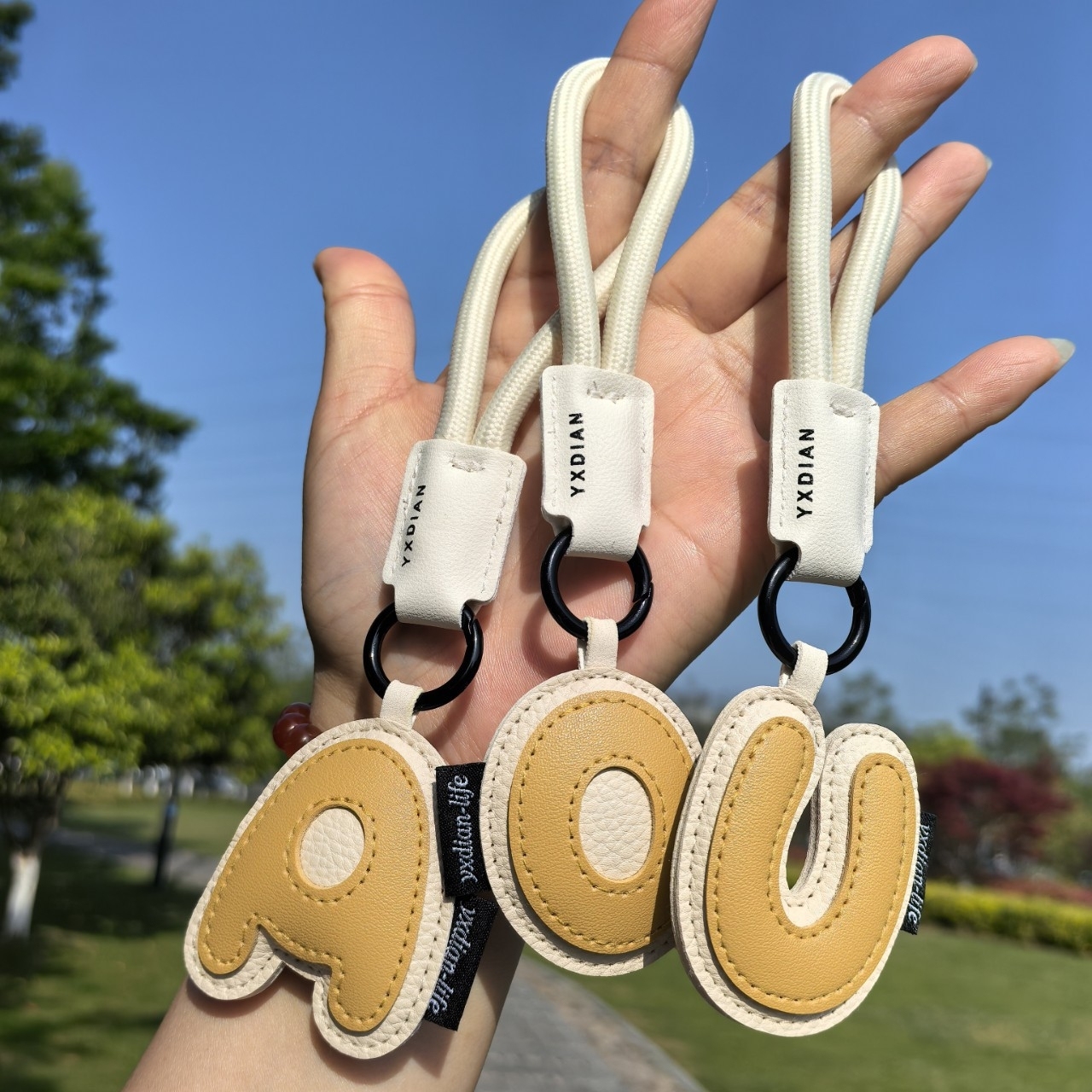 ラッキーアルファベットキーホルダー パーソナライズレターバッグチャーム カップル向け紛失防止キーホルダー