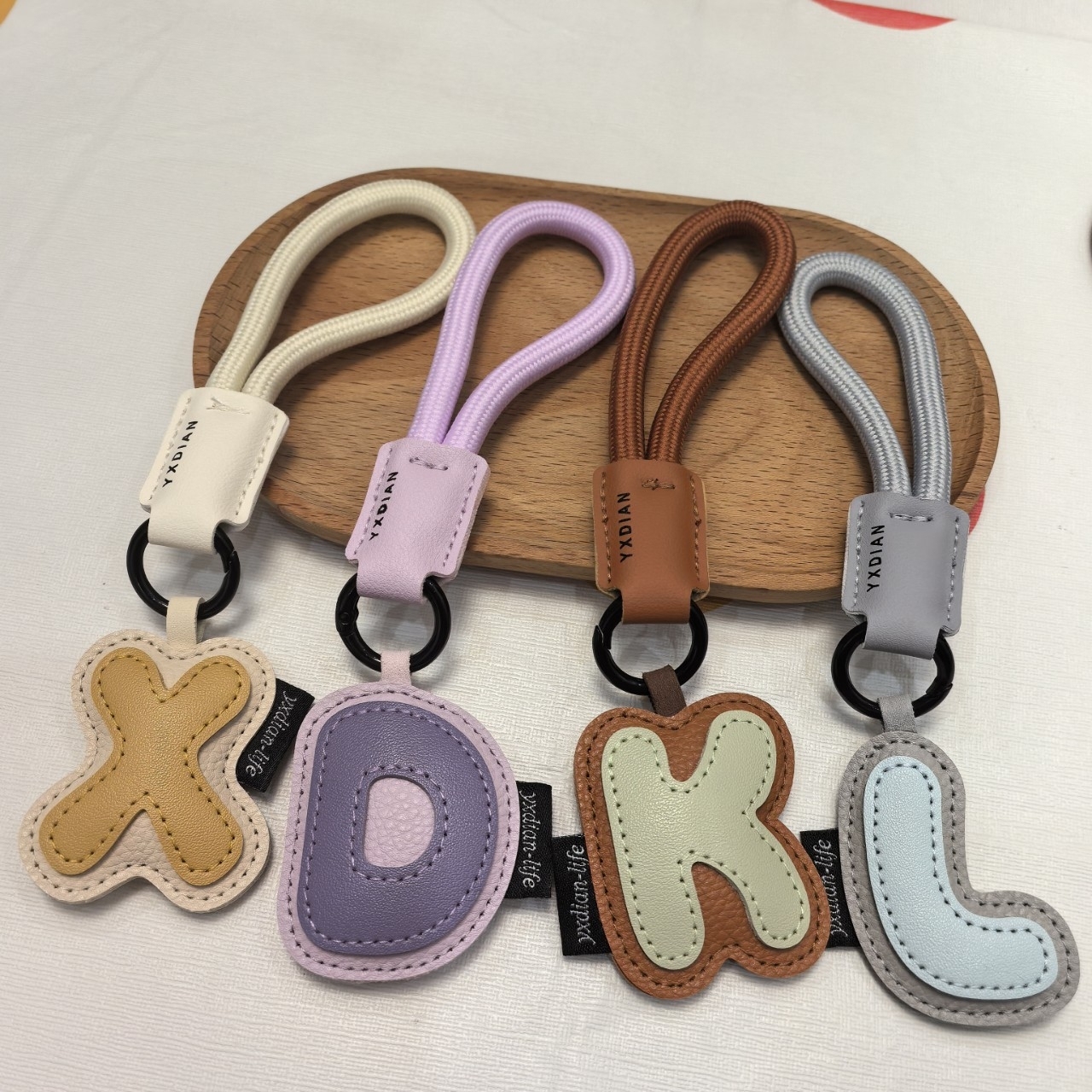 ラッキーアルファベットキーホルダー パーソナライズレターバッグチャーム カップル向け紛失防止キーホルダー