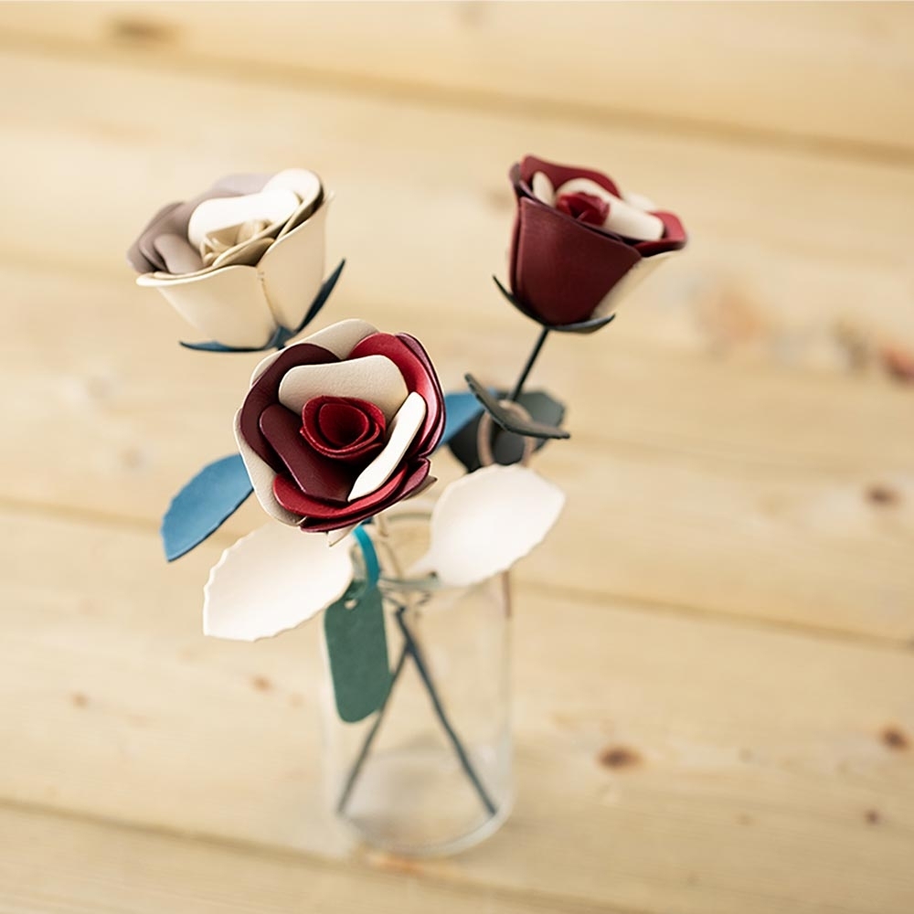 カスタムレザーローズ 名前入り 愛する人への永遠の贈り物