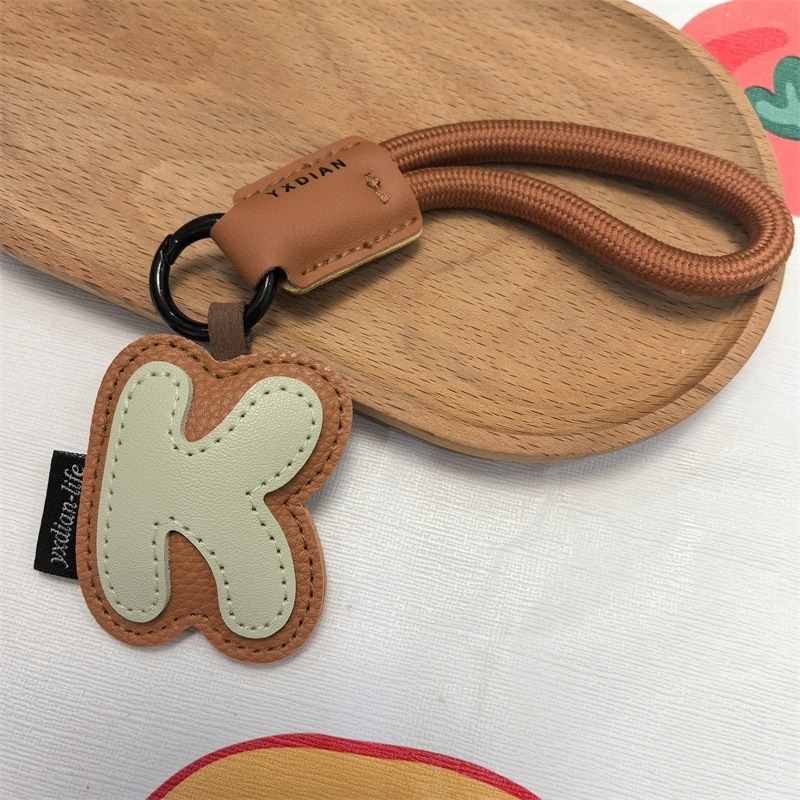 ラッキーアルファベットキーホルダー パーソナライズレターバッグチャーム カップル向け紛失防止キーホルダー