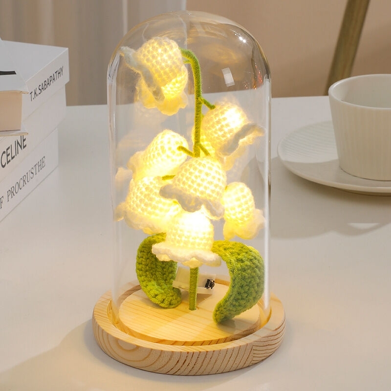 手作りのかぎ針編みのスズランの花のナイトライトオーナメント（ホームデコレーション用）