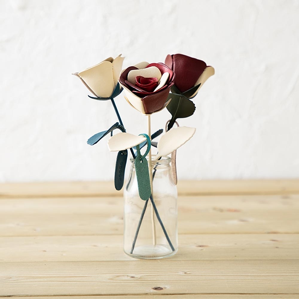 カスタムレザーローズ 名前入り 愛する人への永遠の贈り物