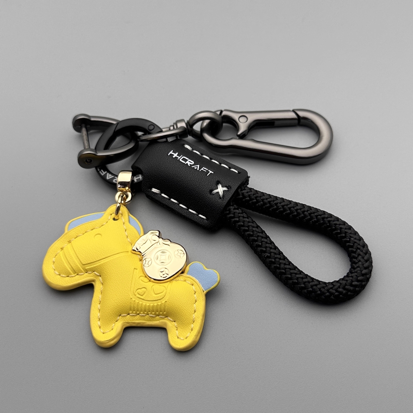 漫画レザー馬キーホルダー 2026年 馬年 バッグチャーム 編み込みストラップ 車のキーリング ギフト