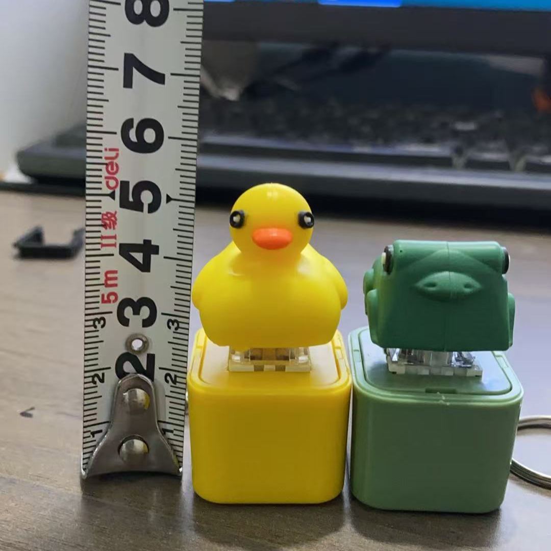 Lizard Keychain, Rechargeable Stress-Relieving Clicky Keyboard, Adult Animals Fidgets Single Key, Frog Croaking Stress Reliever with Colorful Lights (1 Pcs)