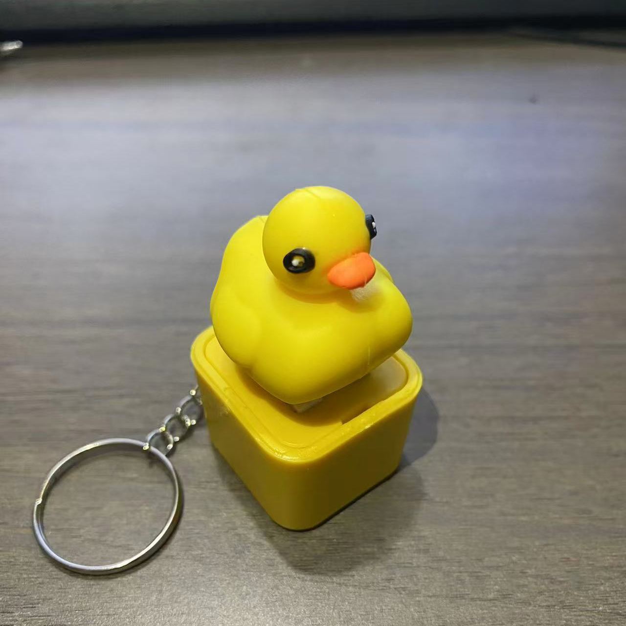 Lizard Keychain, Rechargeable Stress-Relieving Clicky Keyboard, Adult Animals Fidgets Single Key, Frog Croaking Stress Reliever with Colorful Lights (1 Pcs)