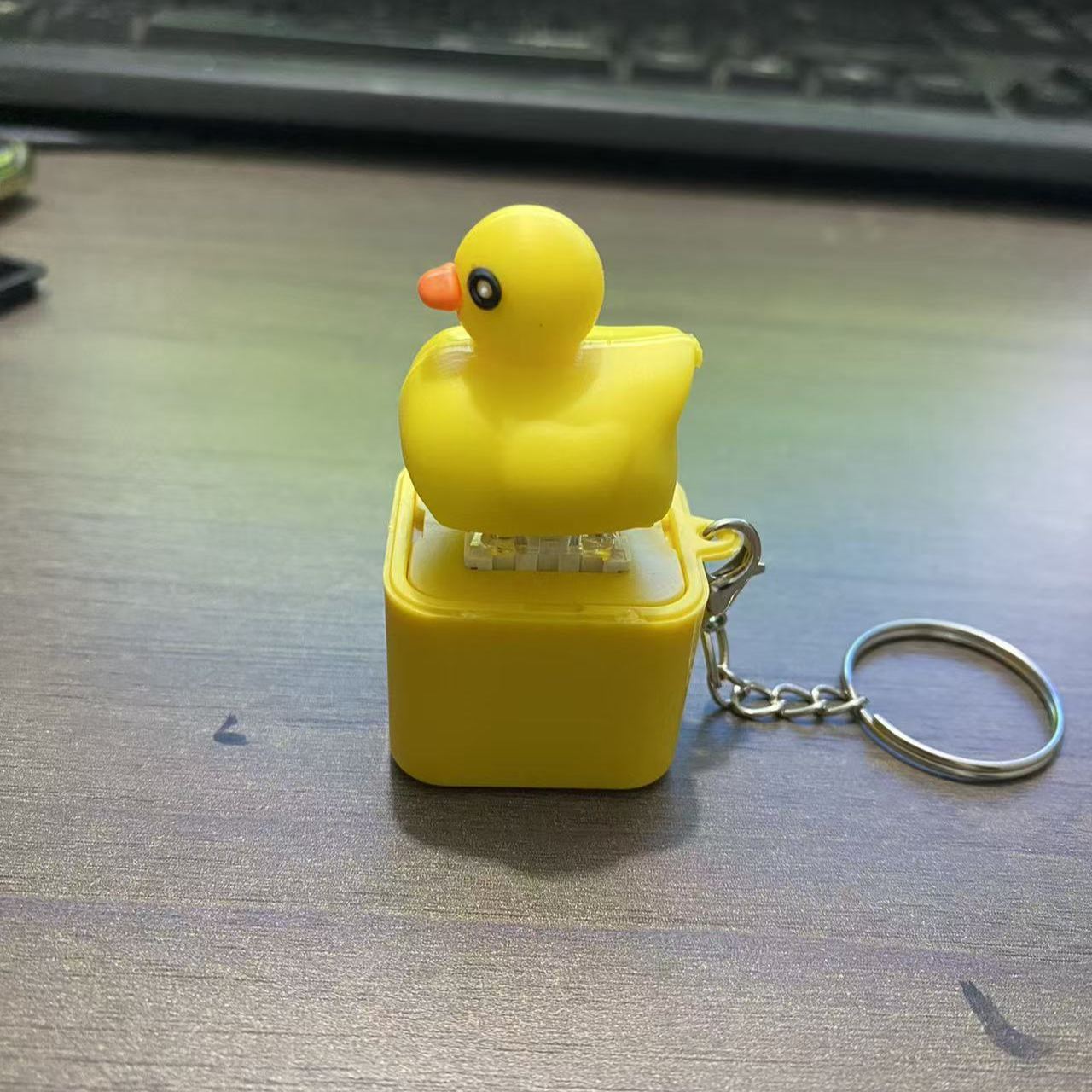 Lizard Keychain, Rechargeable Stress-Relieving Clicky Keyboard, Adult Animals Fidgets Single Key, Frog Croaking Stress Reliever with Colorful Lights (1 Pcs)