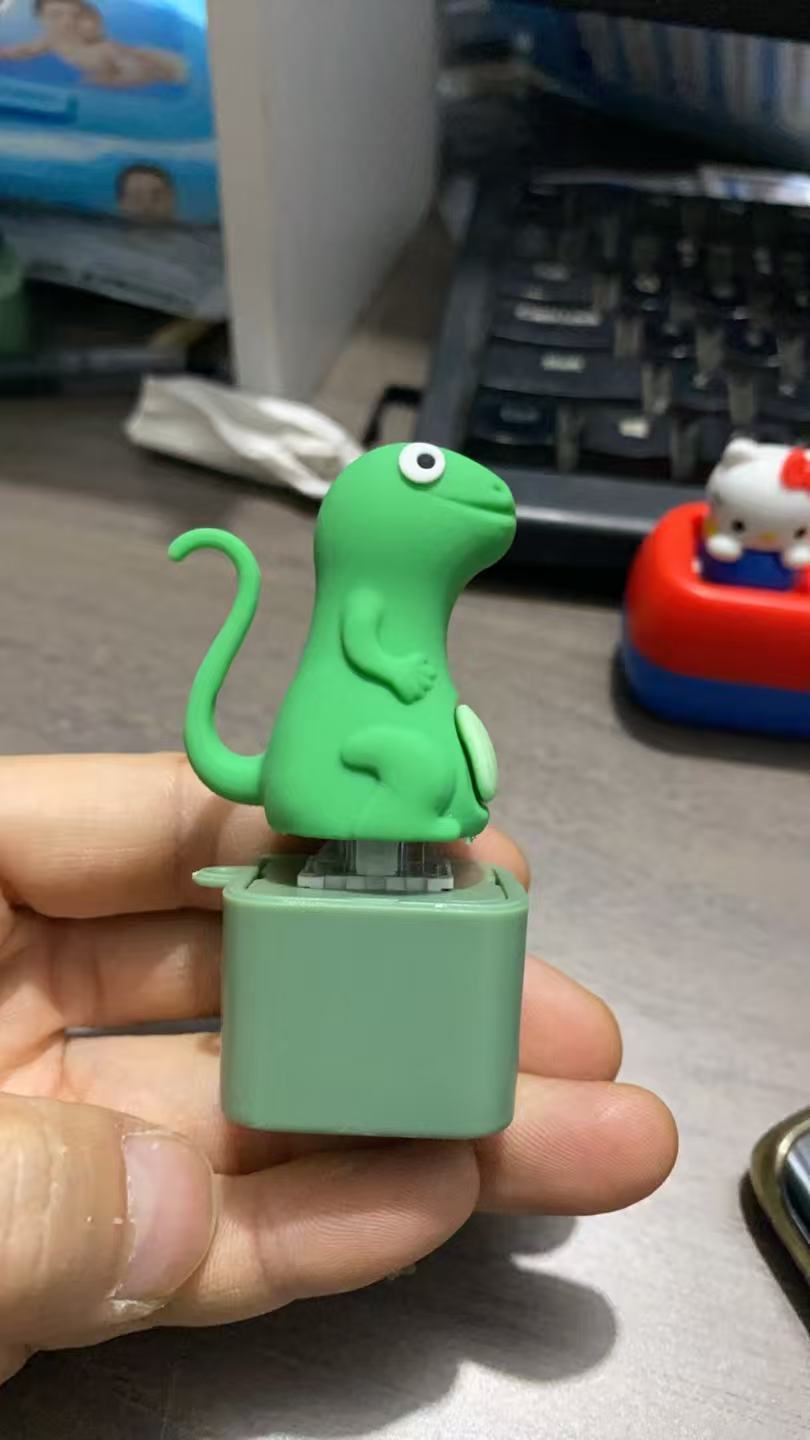 Lizard Keychain, Rechargeable Stress-Relieving Clicky Keyboard, Adult Animals Fidgets Single Key, Frog Croaking Stress Reliever with Colorful Lights (1 Pcs)