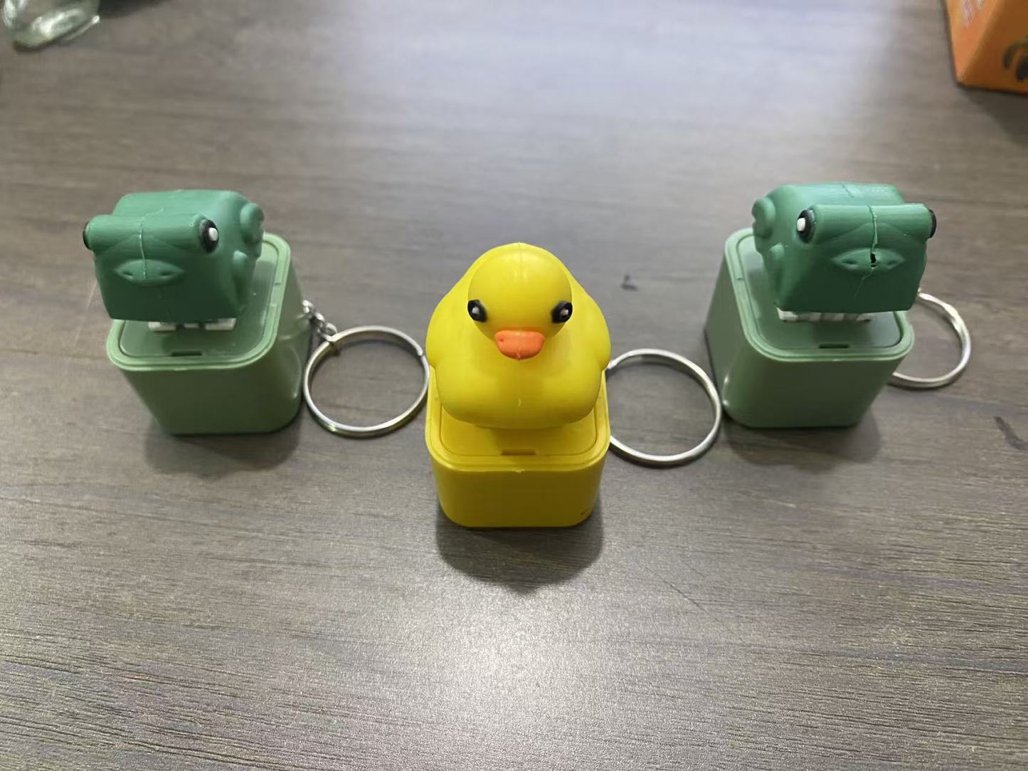 Lizard Keychain, Rechargeable Stress-Relieving Clicky Keyboard, Adult Animals Fidgets Single Key, Frog Croaking Stress Reliever with Colorful Lights (1 Pcs)