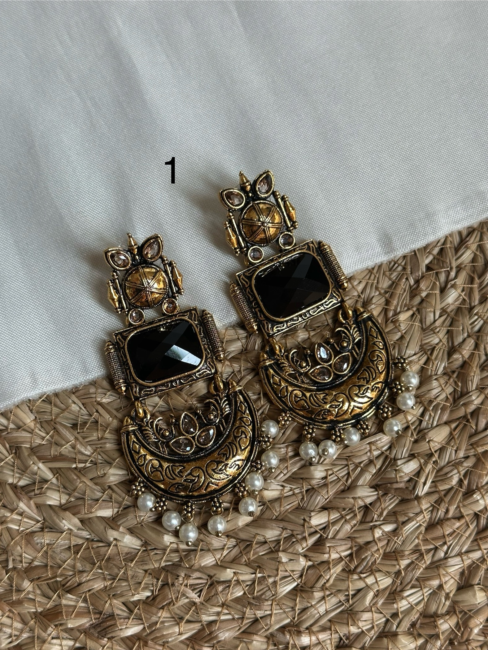 Crescent Pearl Earring Gold