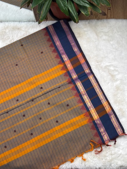Handloom Cotton Saree with Blouse (80s)