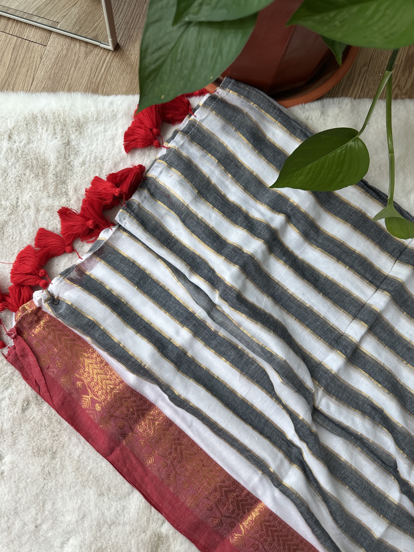 Mul Cotton Saree with Small Pompom-Kaii Paii