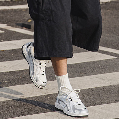 金屬銀復古慢跑鞋男2026新款夏季透氣網面輕便百搭運動休閒鞋