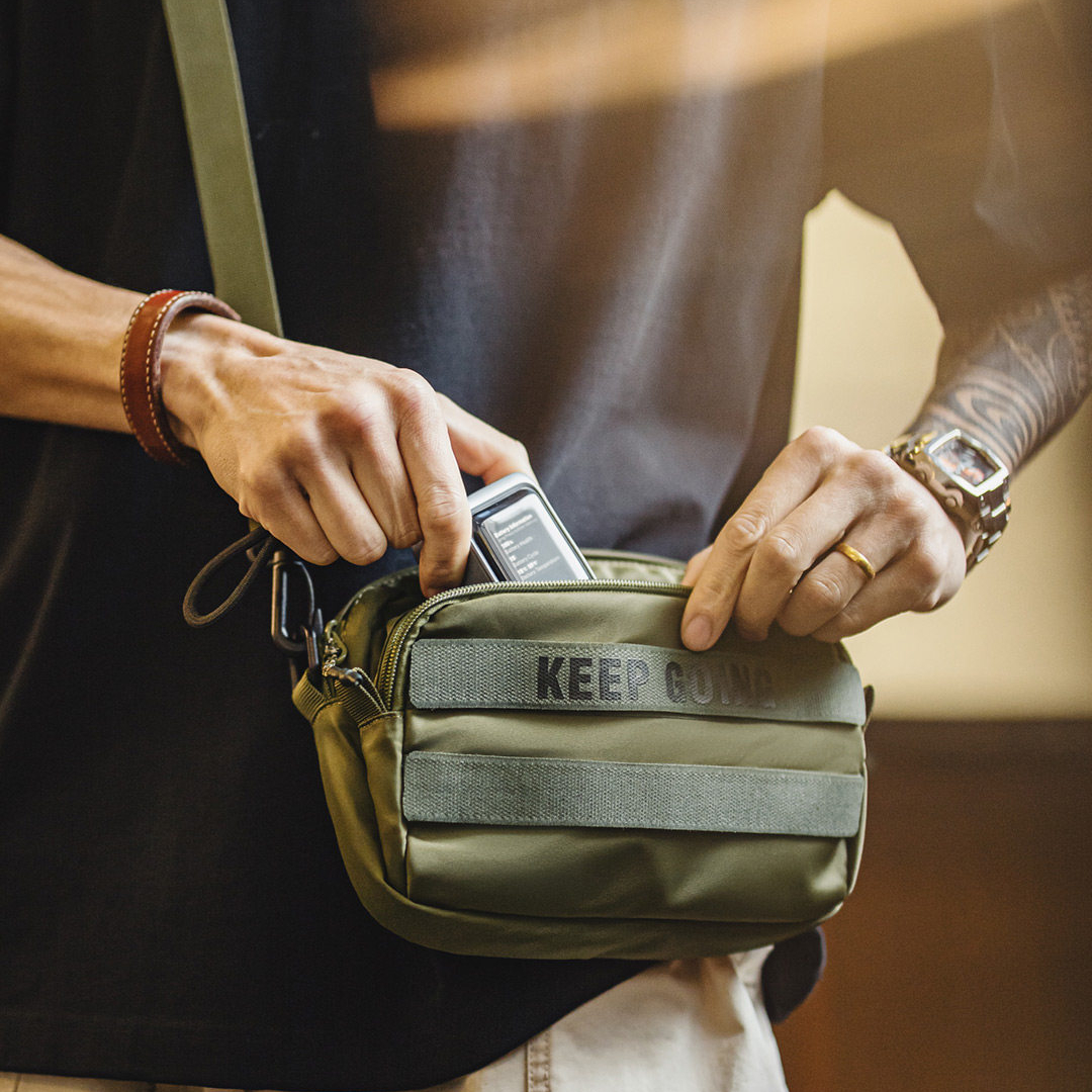 美式軍綠色斜跨小包隨行單肩通勤手提快速反應包包男款