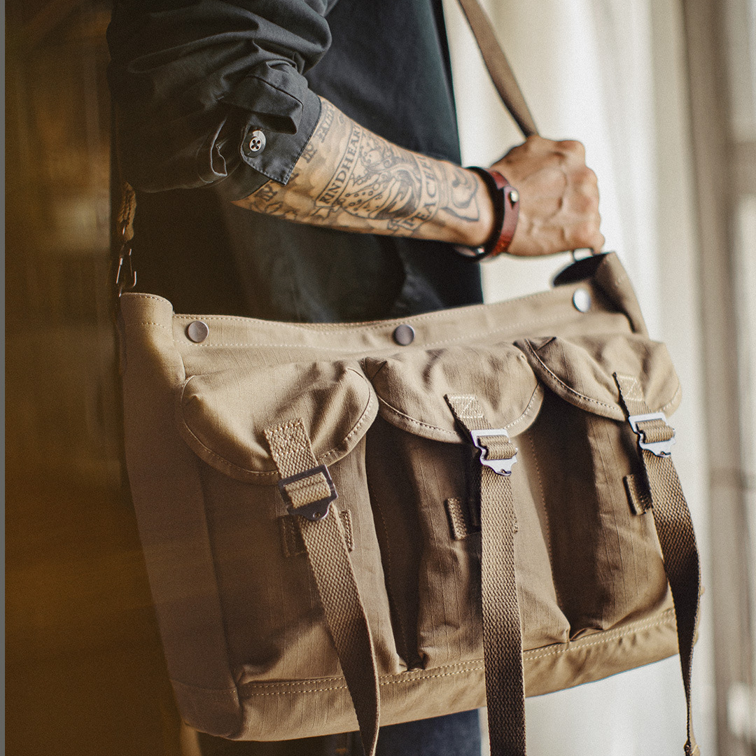 美式沙漠戰術挎包戶外訓練黃色單肩包大容量手提郵差包男