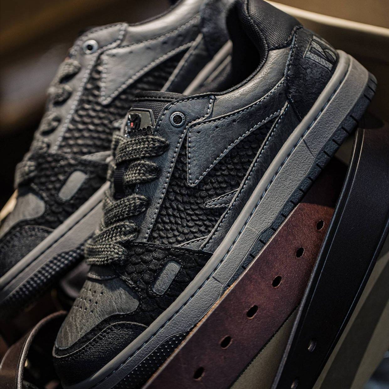 蛇年黑曼巴新款男鞋秋冬低幫防滑平底百搭設計感黑色休閒板鞋