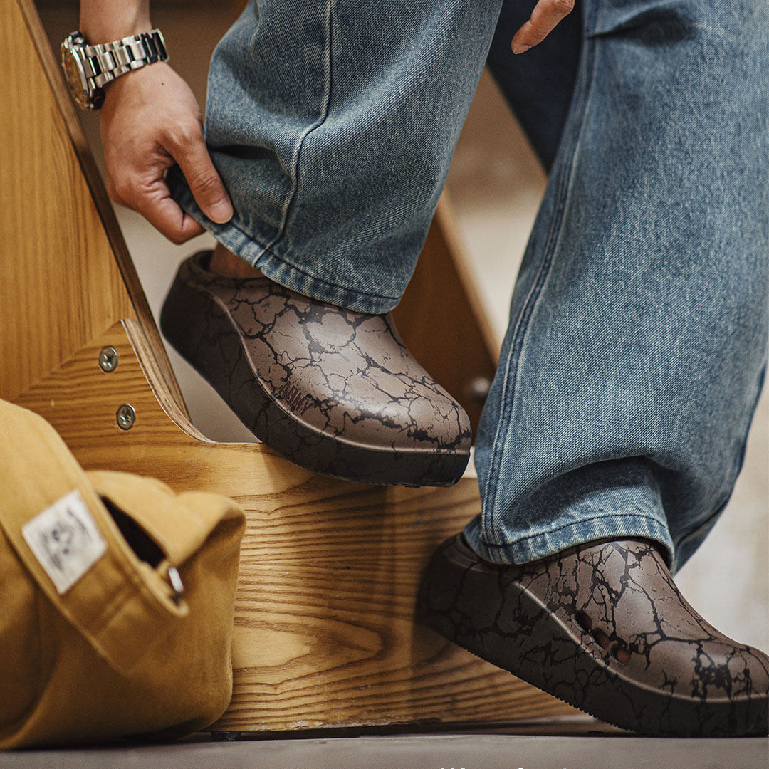 2026新款廚師鞋男春季戶外穿厚底半拖洞洞鞋涉水包頭雲拖鞋子