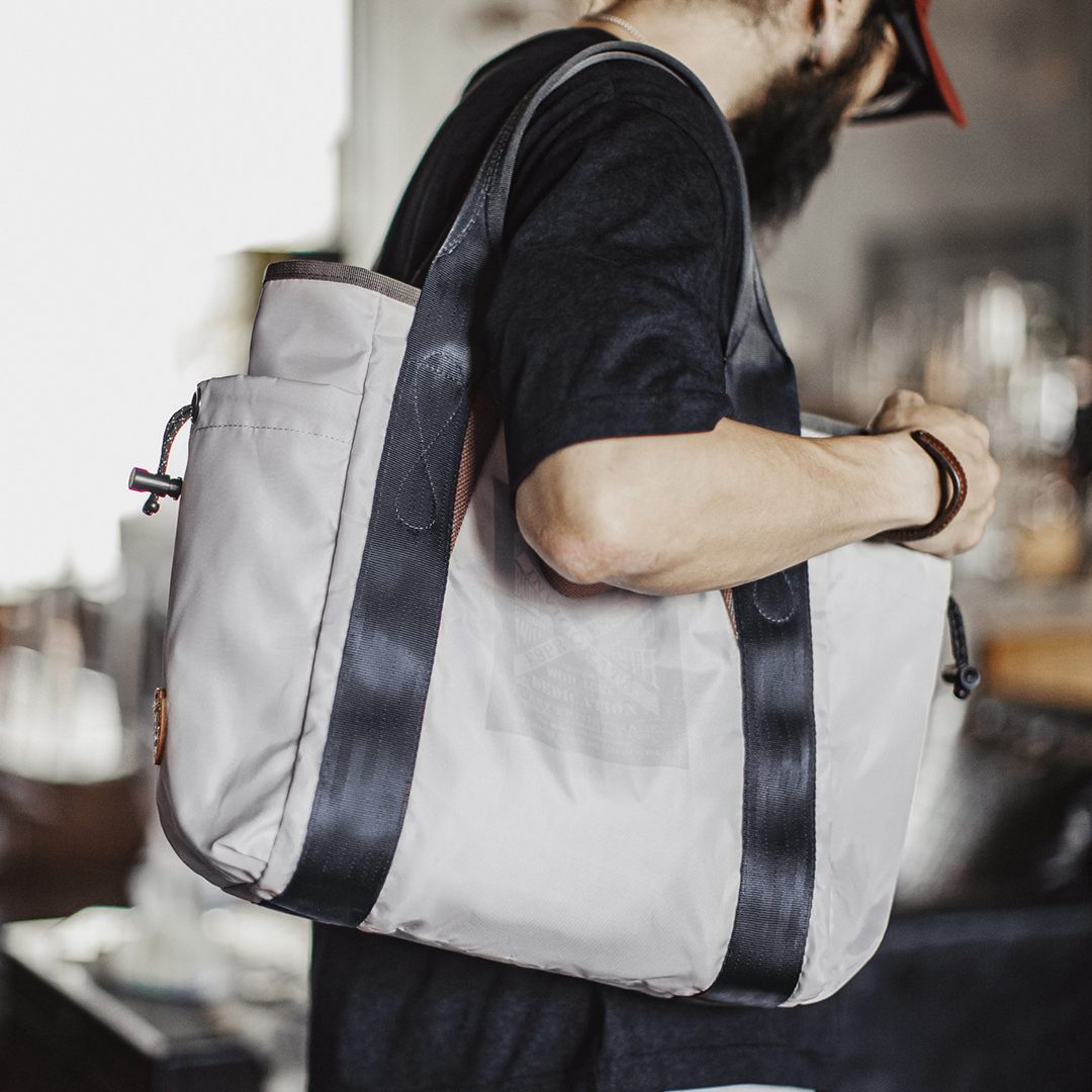 美式單肩包防水白色托特包大容量電腦包通勤百搭手提包男