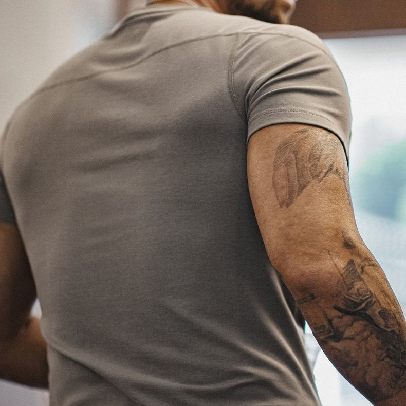 美式萊賽爾涼感T恤收袖口黑色速幹健身衣v領修身短袖男夏