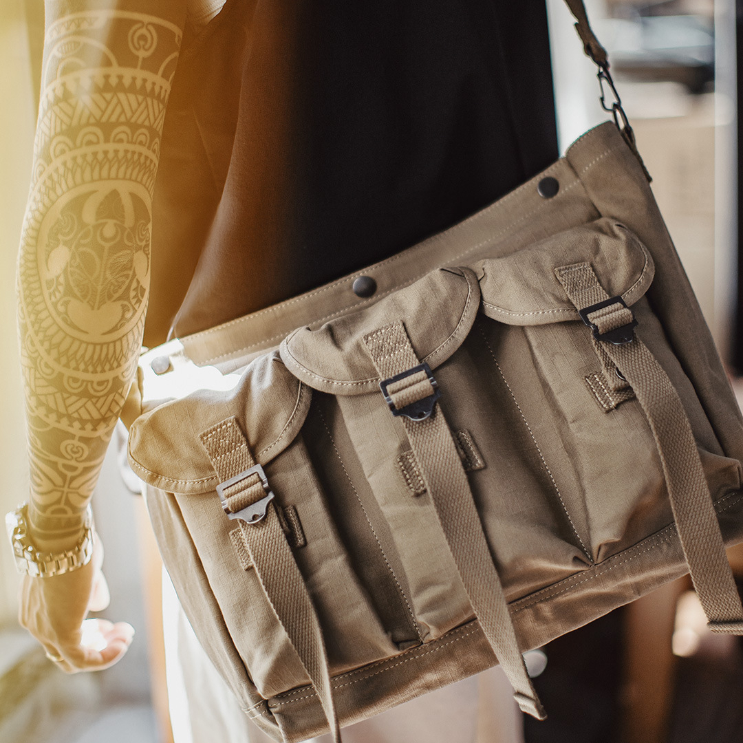 美式沙漠戰術挎包戶外訓練黃色單肩包大容量手提郵差包男