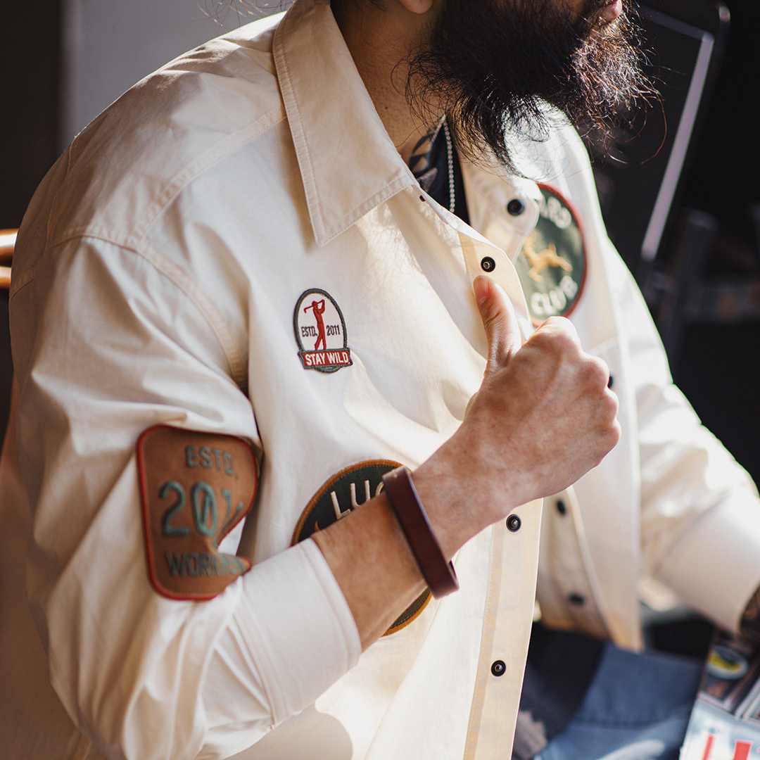 美式章仔刺繡長袖襯衫外套薄款白色口袋拼接襯衣夾克男春