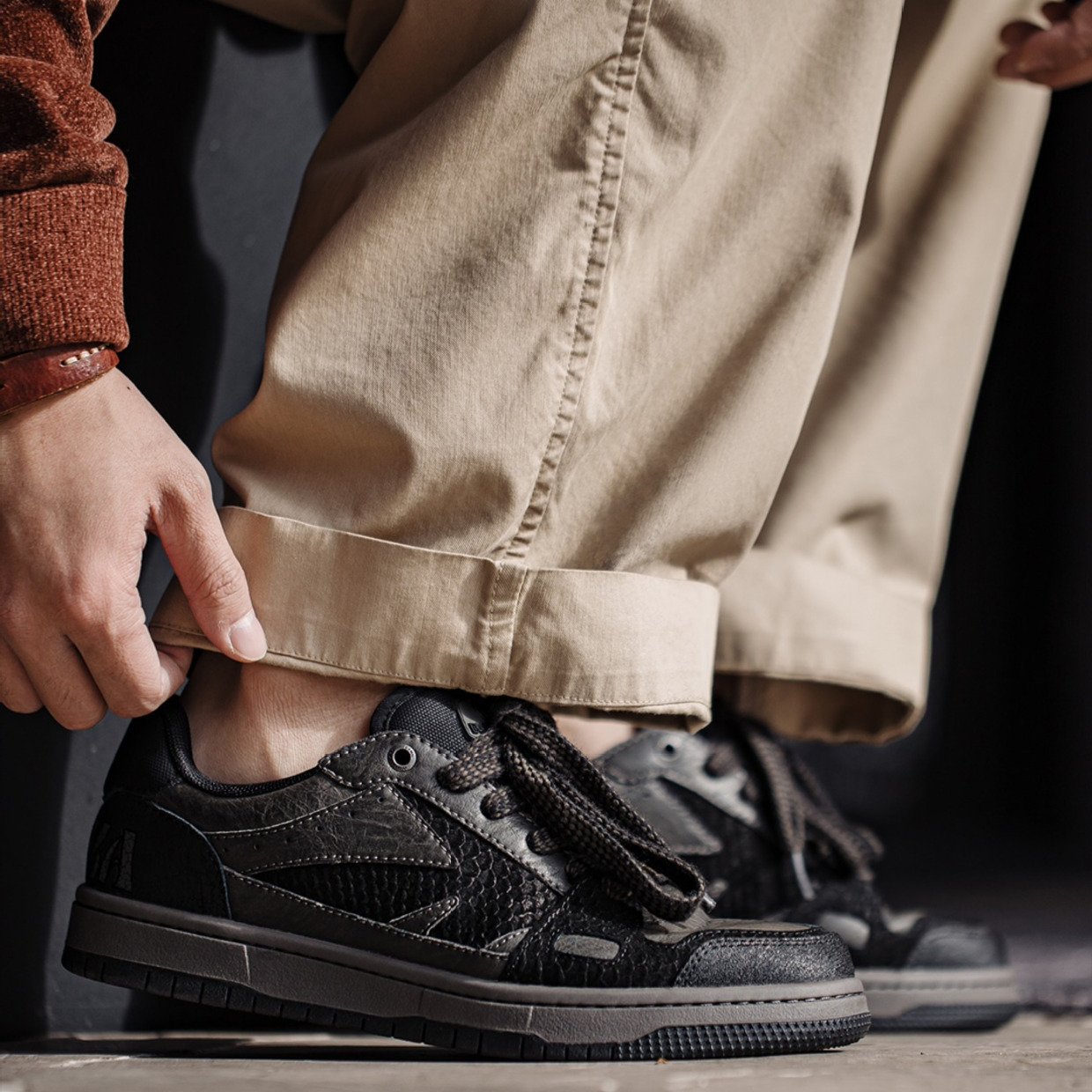 蛇年黑曼巴新款男鞋秋冬低幫防滑平底百搭設計感黑色休閒板鞋