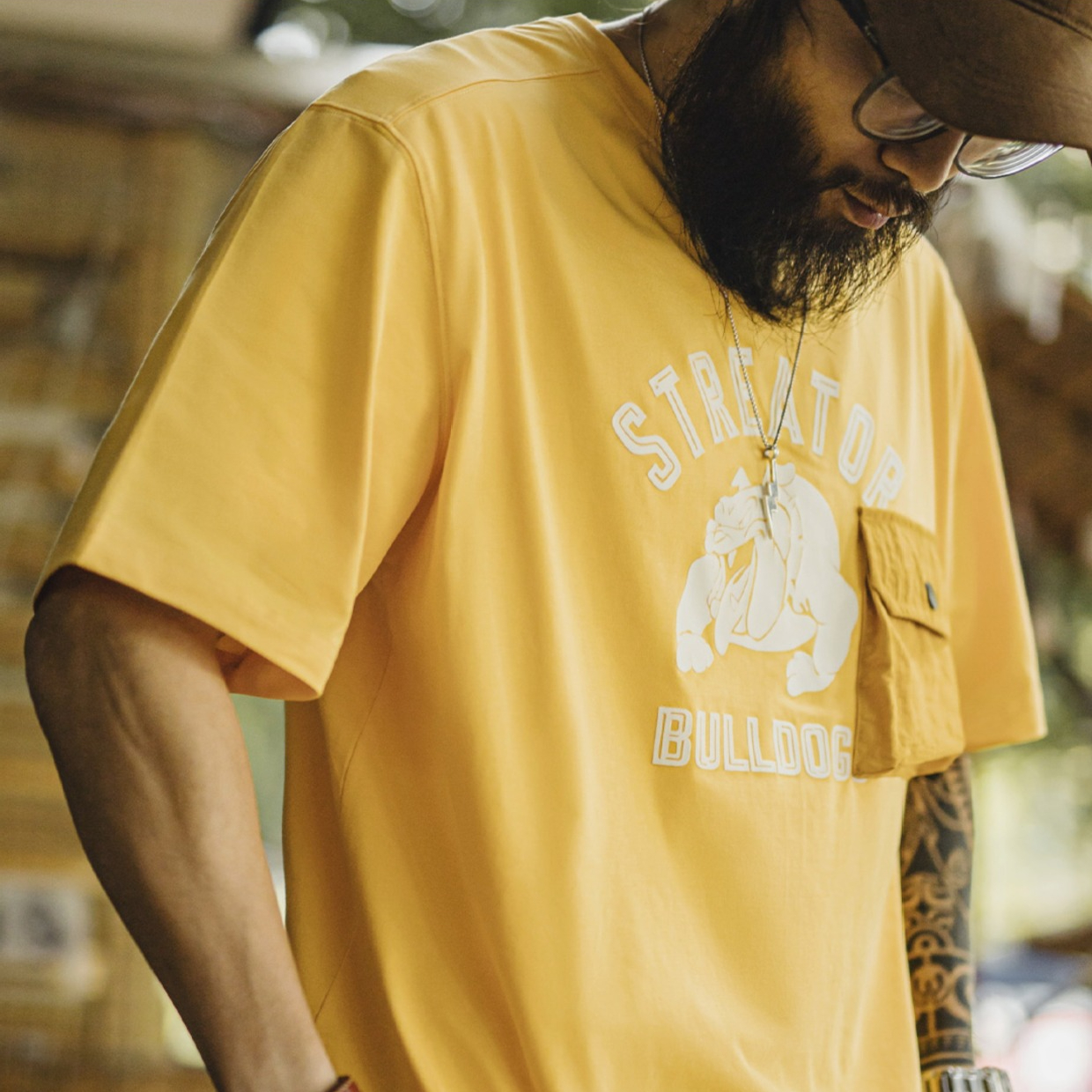 美式植絨印花T恤寬鬆落肩袖薑黃色螺紋領口垂感口袋短袖