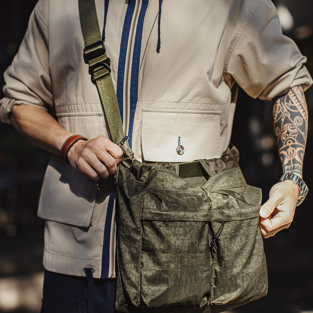 美式復古飛行員頭盔包大容量斜挎包迷彩尼龍手提包包男款