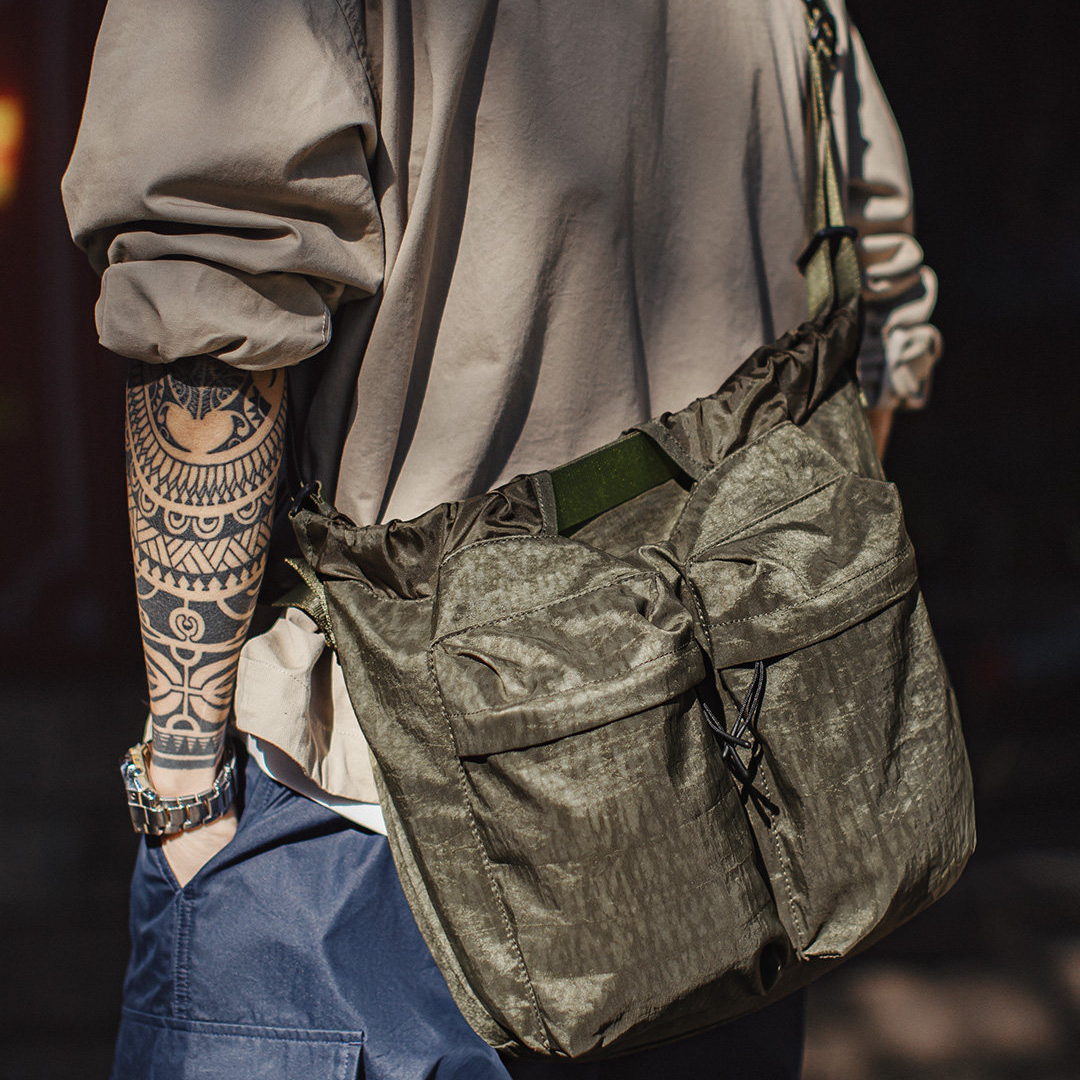 美式復古飛行員頭盔包大容量斜挎包迷彩尼龍手提包包男款