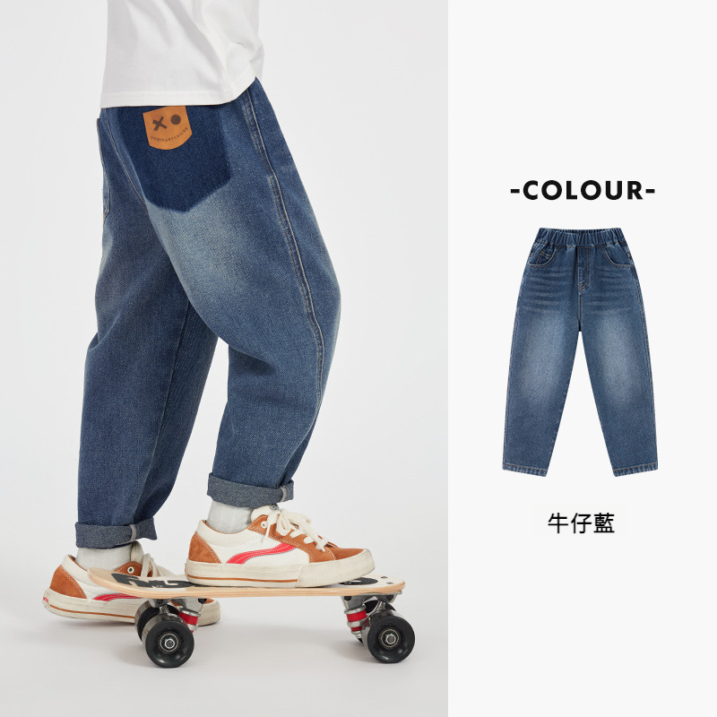 男童笑臉磨白牛仔褲