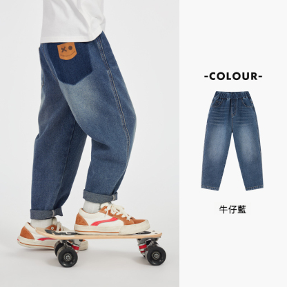 男童笑臉磨白牛仔褲