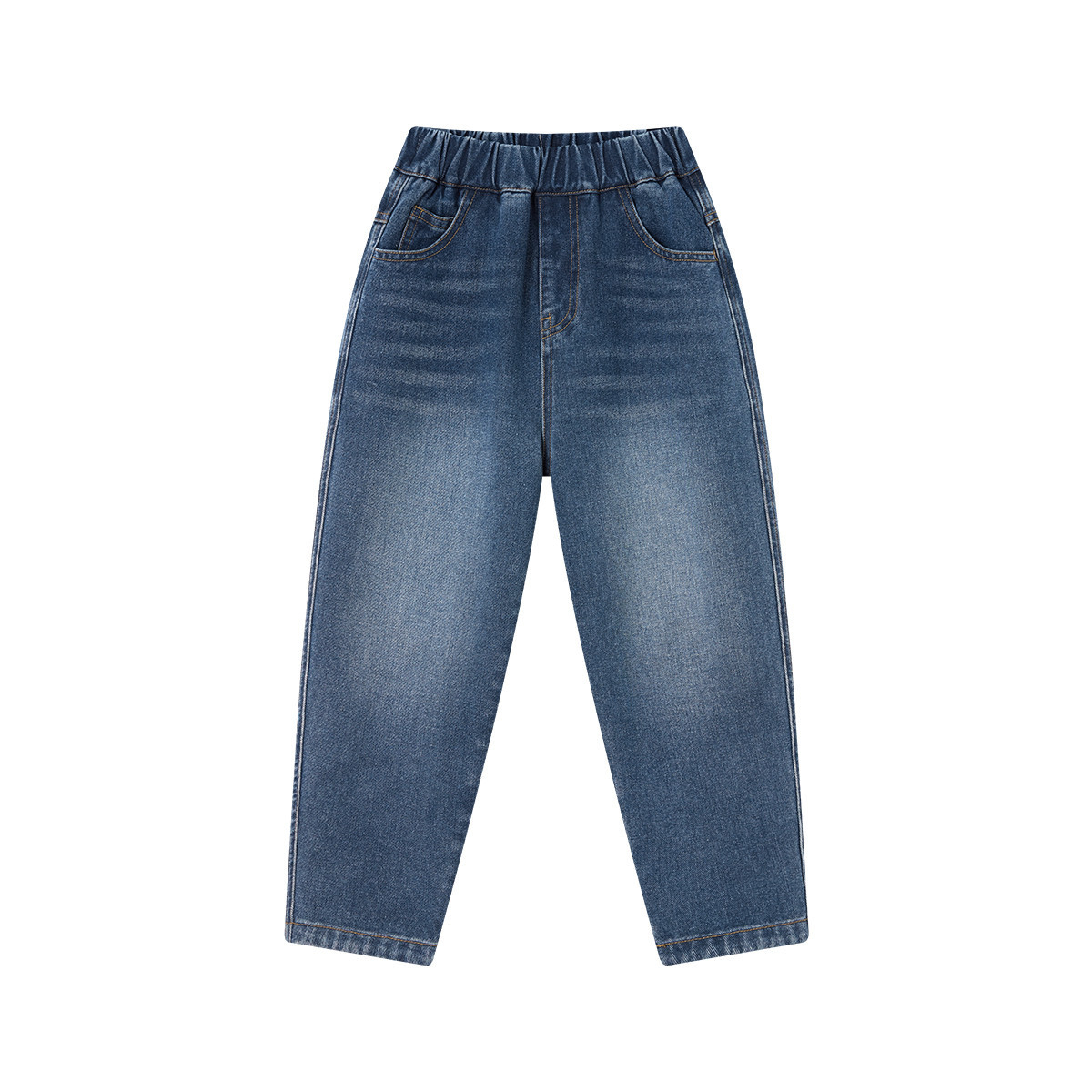 男童笑臉磨白牛仔褲