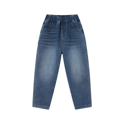 男童笑臉磨白牛仔褲