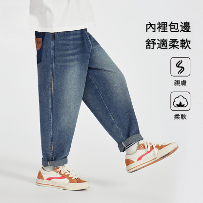 男童笑臉磨白牛仔褲