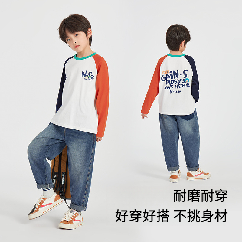 男童笑臉磨白牛仔褲