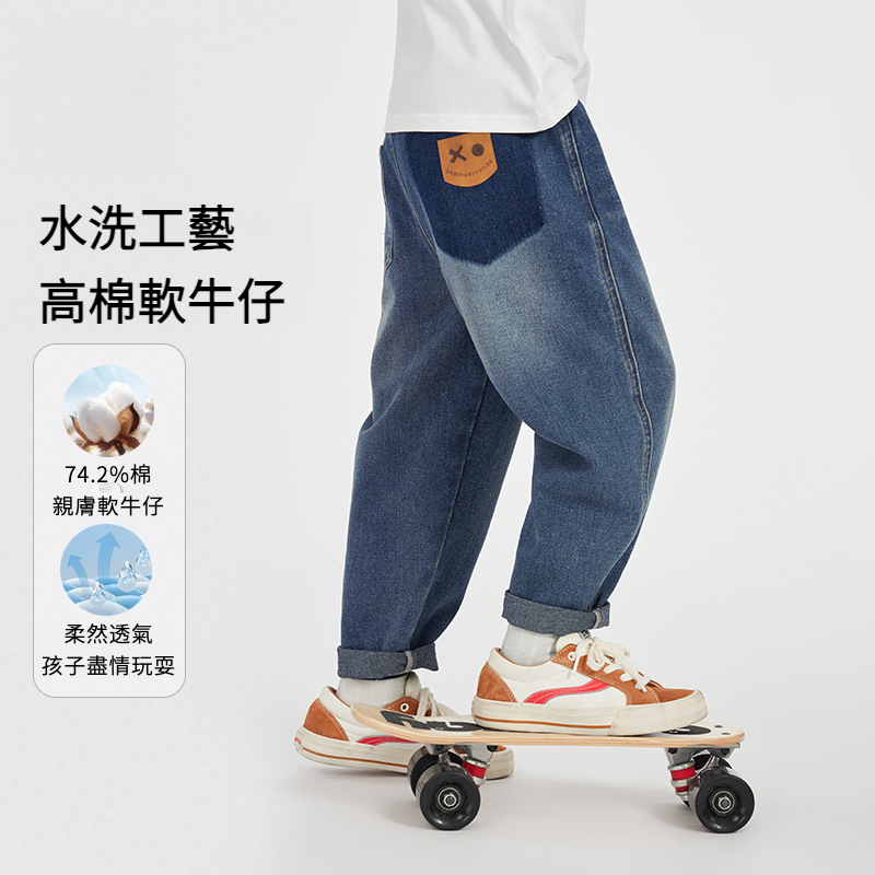 男童笑臉磨白牛仔褲
